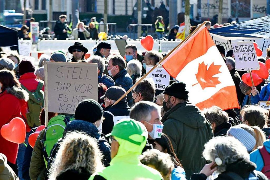 Anspielung auf den rechtsextremen &#82...-Fahne beim Freiburger Corona-Protest.  | Foto: Michael Bamberger