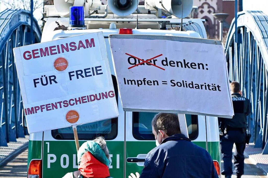 Auf den samstglichen Demos der Corona... mit einem Plakat frs Impfen dagegen.  | Foto: Michael Bamberger