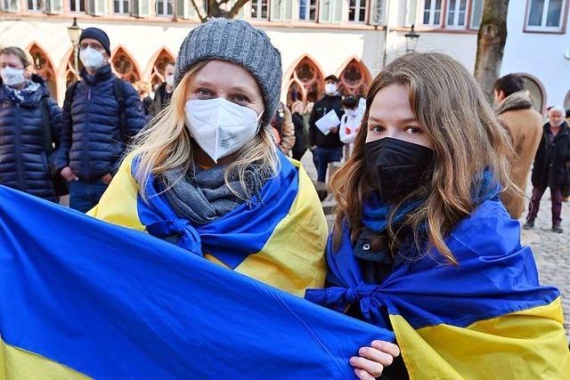 Rund 750 Menschen zeigen auf dem Freiburger Rathausplatz Solidaritt mit der Ukraine