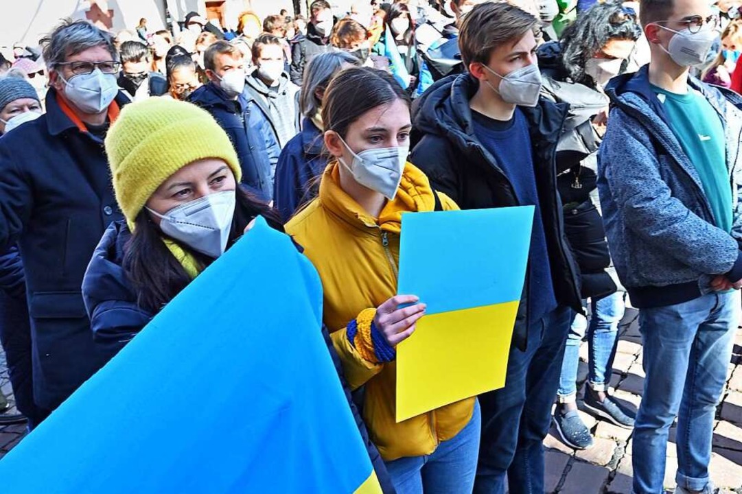 Manche der Teilnehmenden trugen Fahnen... in den ukrainischen Farben gekleidet.  | Foto: Michael Bamberger