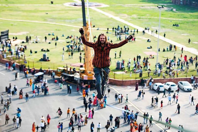 Slackliner Alexander Schulz aus Bayern...ulturerbe Red Fort ber die Slackline.  | Foto: Azra Sadr (dpa)