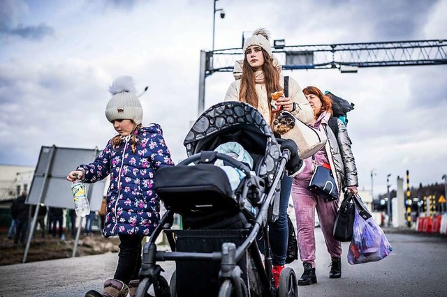 Geflchtete aus der Ukraine gehen nach...richt von bisher 115.000 Flchtlingen.  | Foto: Michael Kappeler (dpa)