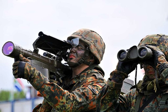 Ein Soldat mit einer Stinger-Rakete vi...ergischen Messstetten ein Flugzeug an.  | Foto: Patrick Seeger (dpa)