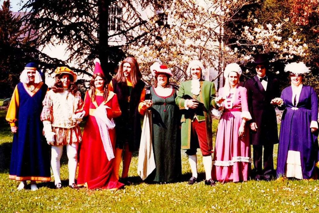 Maßgeschneiderte Kostüme trugen die er...and 1986 vor dem Grenzacher Schlössle.  | Foto: zvg