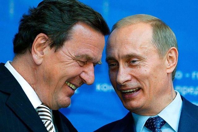 Mchtige Freunde: Altkanzler Gerhard S...ssische Prsident Wladimir Putin 2004.  | Foto: MAXIM MARMUR (AFP)