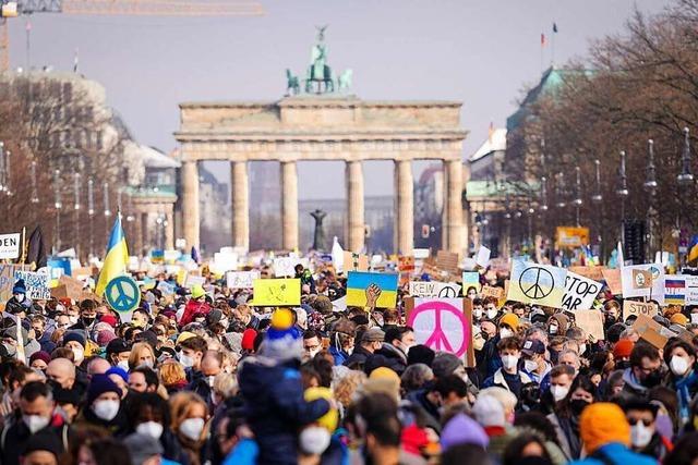 Hunderttausende demonstrieren in Berlin gegen russischen Angriff auf Ukraine