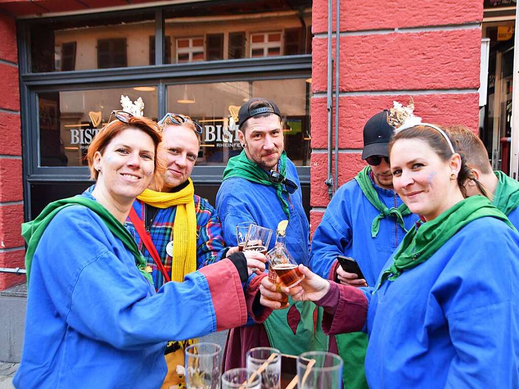 Impressionen von der Beizenfasnacht: Flyburg-Hexen Nollingen vor dem Bistro