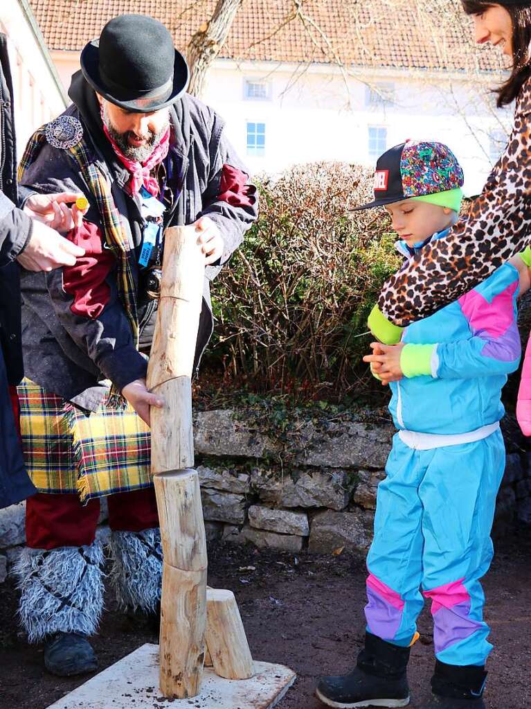 Einen zersgten Narrenbaum zusammensetzen - das war eine weitere Herausforderung fr die Kinder, deren Eltern gleich mitgepackt wurden vom Ehrgeiz.