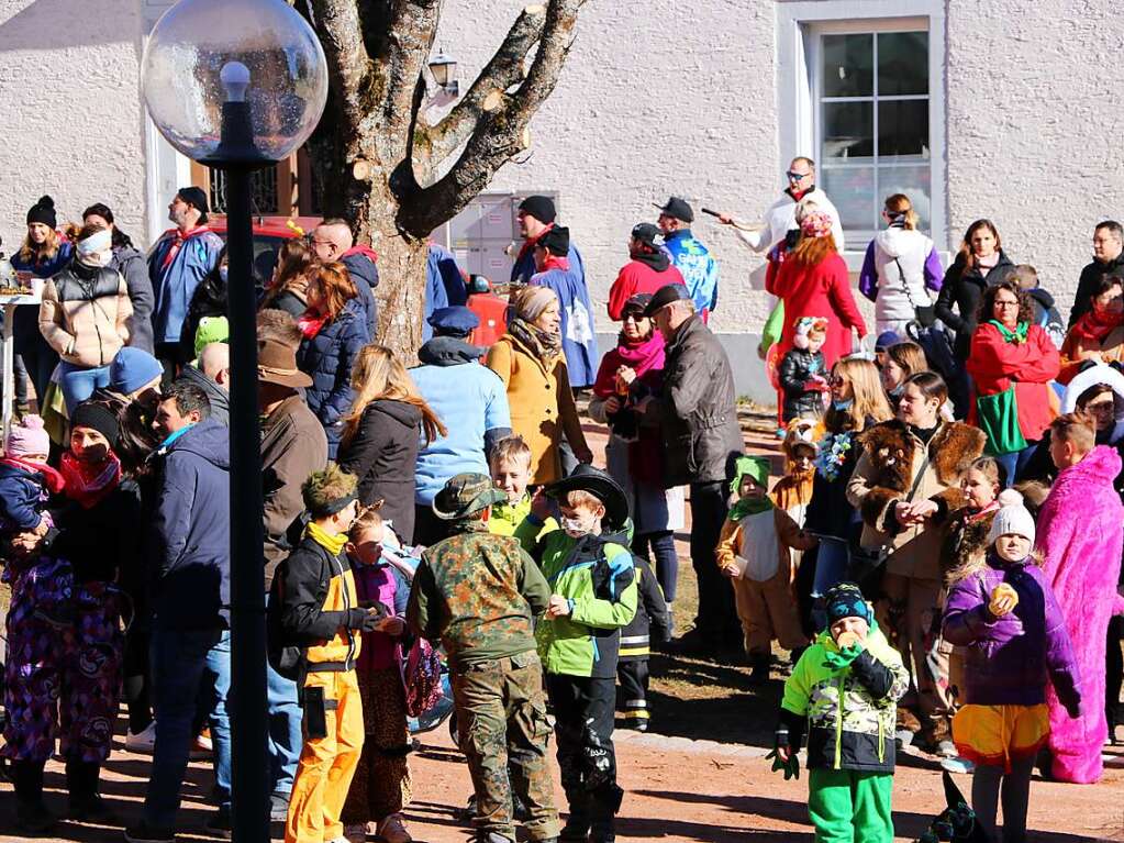 Ein frhliches Stelldichein gaben sich Kinder, Erwachsene, ja sogar etliche Senioren bei der Kinderfasnet vor dem Schloss.