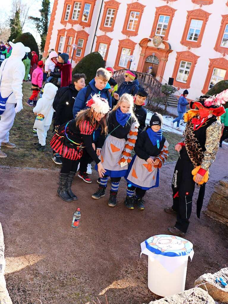 Der Pflumeschlucker hat seine Pflume verloren und wartet, bis treffsichere Kinder ihm Nachschub liefern.