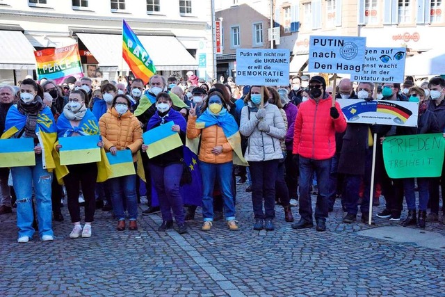 Blau und Gelb, die Nationalfarben der ... Kundgebung am Samstag in Emmendingen.  | Foto: Markus Zimmermann