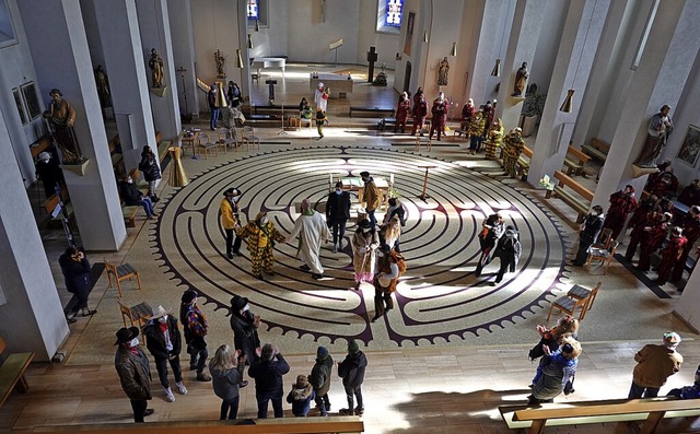 Zu guter Letzt wurde das Labyrinth mit...er und den Narrenvorstnden abgetanzt.  | Foto: Hans-Jrgen Sackmann