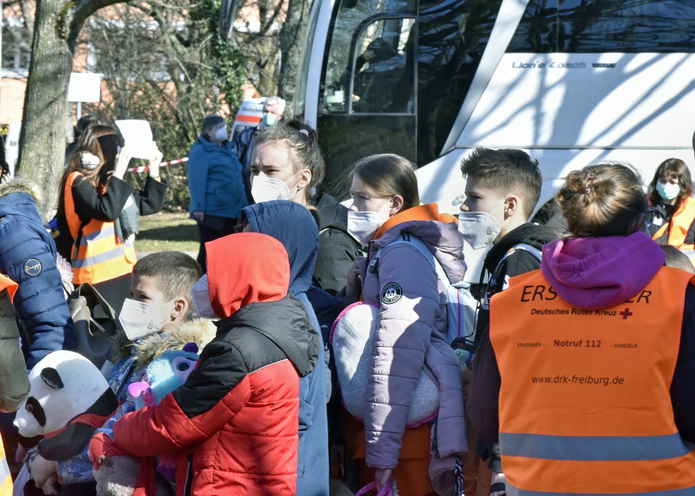 Nach 70 Stunden Fahrt kamen die jungen Flüchtlinge in Freiburg an.  | Foto: Michael Bamberger