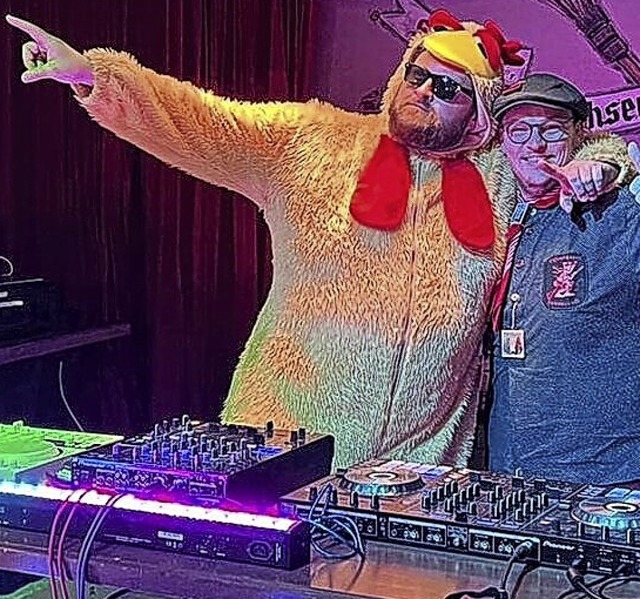 DJ Schallinio (rechts) und DJ TD M@X b...Stimmung in die heimischen Wohnzimmer.  | Foto: Offenburger Hexenzunft
