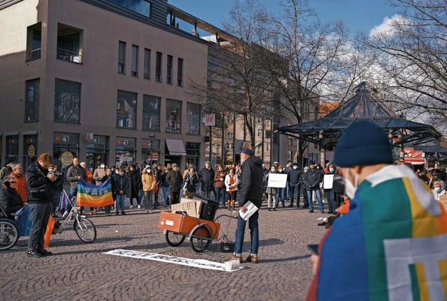 Ernst Rattinger von der Deutschen Frie...schaft spricht auf dem Rathausplatz.    | Foto: Fabian Linder