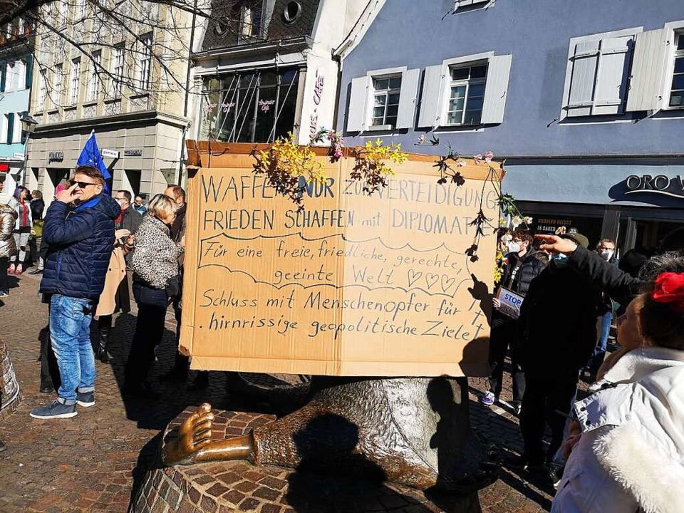 Forderungen von Demonstranten. Die Wer...sparentaufsteller und als Rednerbühne.  | Foto: Ralf Burgmaier