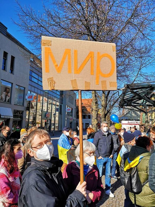 Dieser Demonstrant hält das russische ...&#8222;Mir&#8220; auf dem Plakat hoch.  | Foto: Ralf Burgmaier