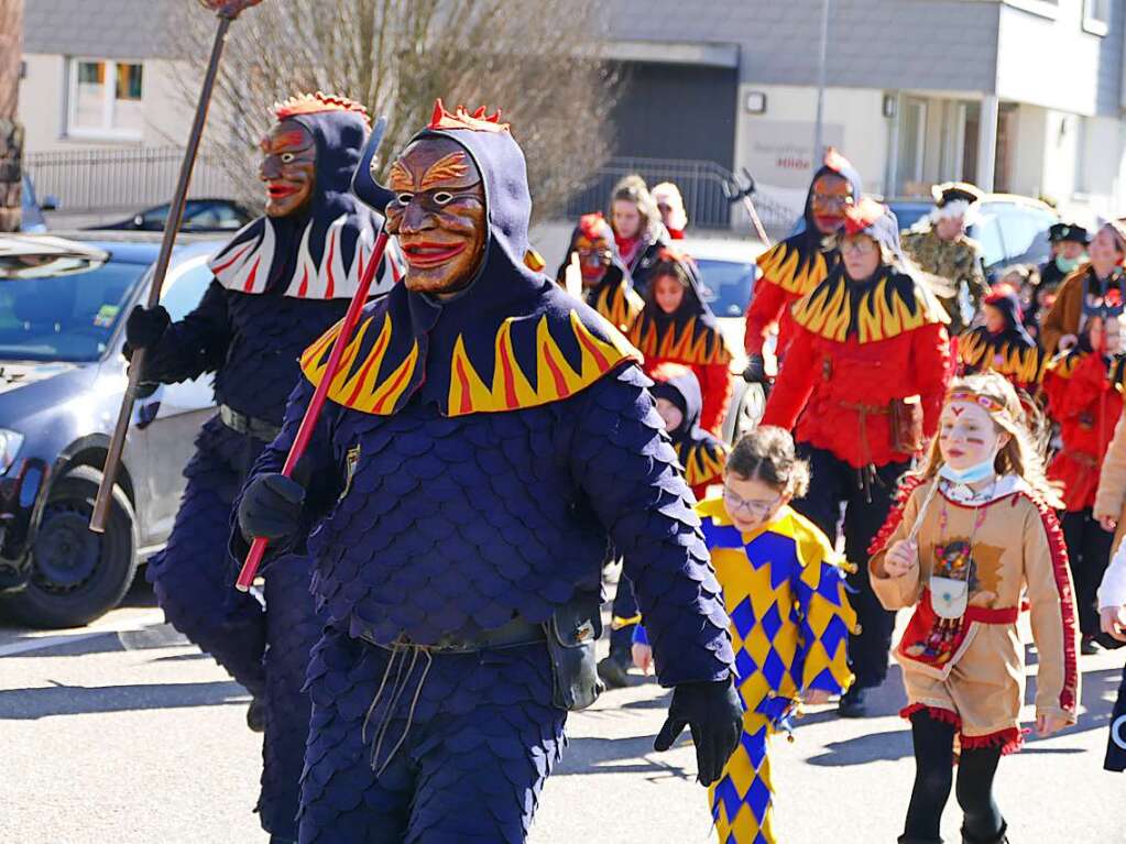 Die 3G-Kinderfasnet in Kollnau brauchte auch mal ein bisschen Bewegung und zog um Schule und Festhalle.