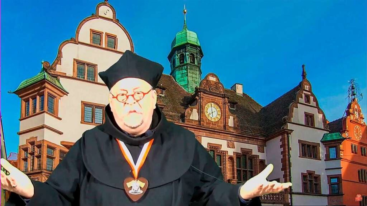 Der Mönch Berthold Schwarz (Peter Kalchthaler) predigt vor dem Rathaus.  | Foto: Screenshot BZ
