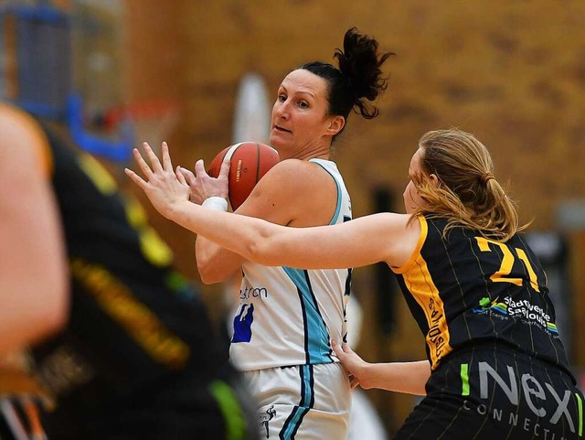 Mirna Paunovic (mit Ball) stemmte sich...der Offensive aber eine starke Partie.  | Foto: Achim Keller
