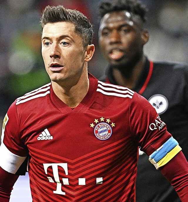 Robert Lewandowski spielt mit einer Armbinde in den Landesfarben der Ukraine.  | Foto: Arne Dedert (dpa)