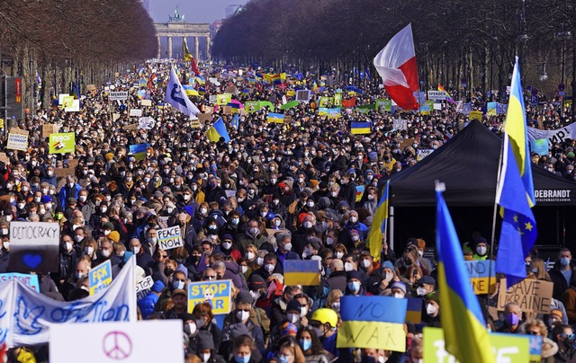 Mehr als 100000 Demonstranten setzten ...n und Solidaritt mit der Ukraine ein.  | Foto: Jrg Carstensen (dpa)