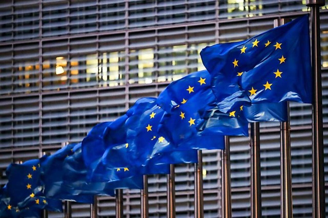 Europaflaggen vor dem Sitz der EU-Kommission in Brssel  | Foto: Zhang Cheng (dpa)