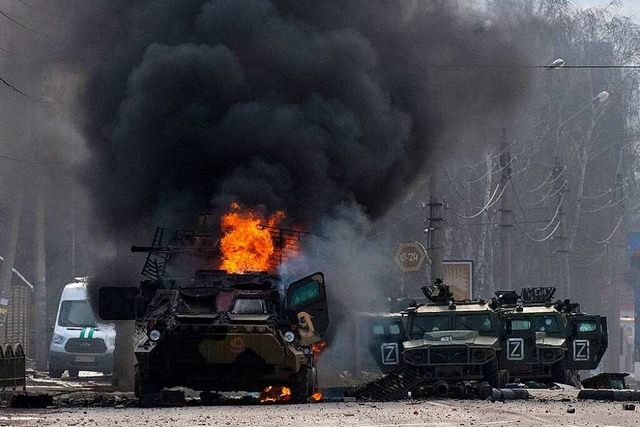 Ein gepanzerter Mannschaftswagen brenn...handlungen in Charkiv entstanden sein.  | Foto: Marienko Andrew (dpa)