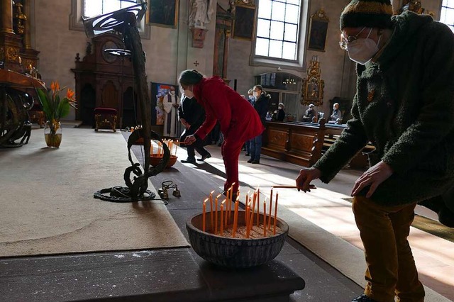 In der St.-Margarethen-Kirche zndeten...esucher des Friedensgebetes Kerzen an.  | Foto: Sylvia Sredniawa