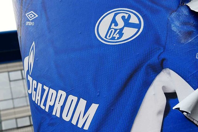 Das Logo des russischen Energieunterne...-Zweitligisten FC Schalke 04 zu sehen.  | Foto: Caroline SeidSeidel-Dimannel (dpa)