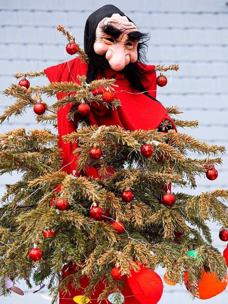 Mehr als 50 Gndelwanger Familien folgten dem Aufruf der Ruber, den Christbaum aufzuheben und in einen bunten Narrenbaum zu verwandeln.