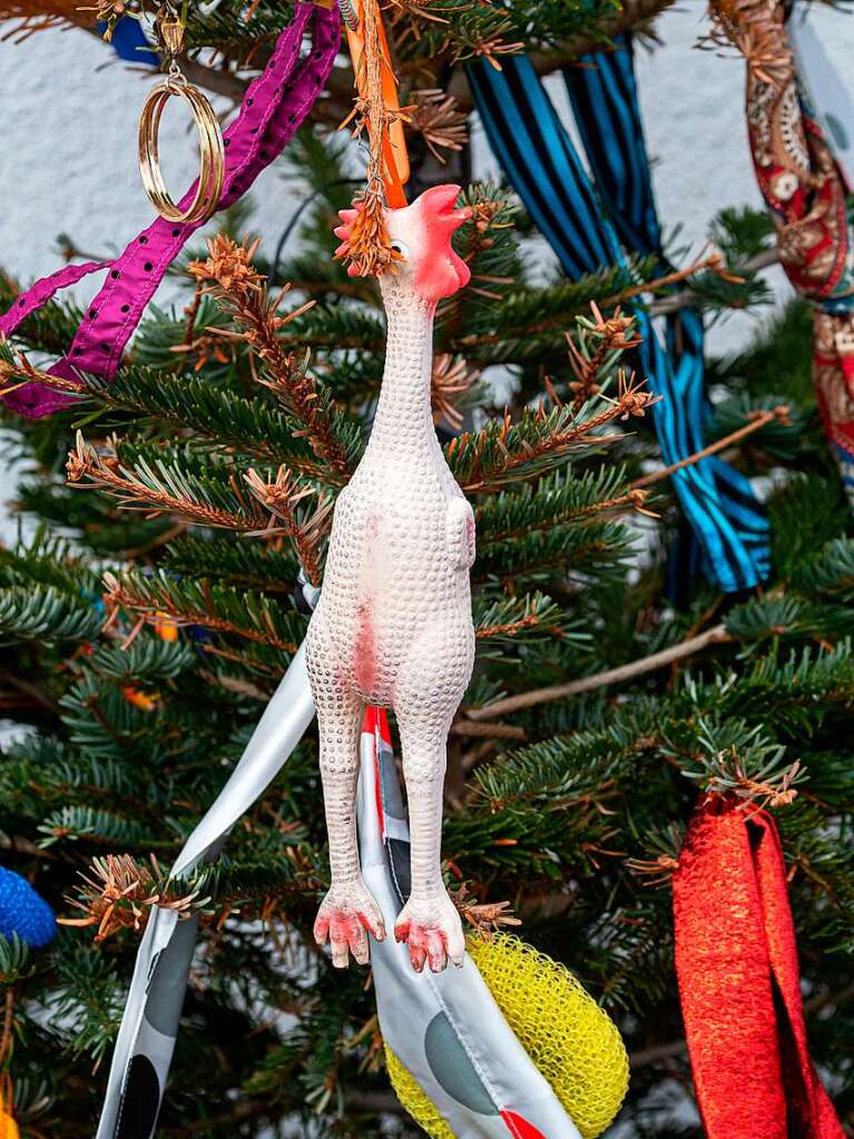 Mehr als 50 Gndelwanger Familien folgten dem Aufruf der Ruber, den Christbaum aufzuheben und in einen bunten Narrenbaum zu verwandeln.