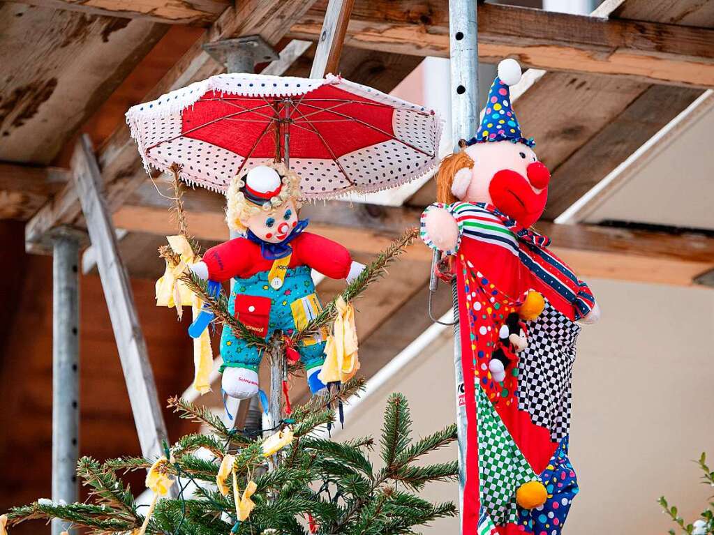 Mehr als 50 Gndelwanger Familien folgten dem Aufruf der Ruber, den Christbaum aufzuheben und in einen bunten Narrenbaum zu verwandeln.