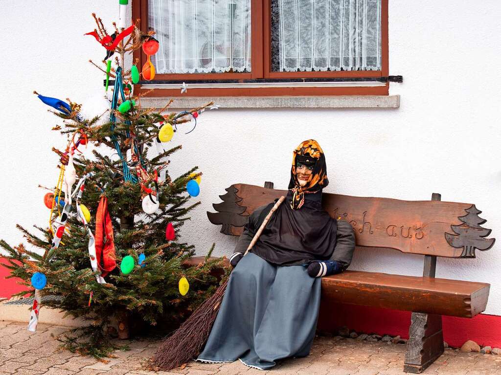 Mehr als 50 Gndelwanger Familien folgten dem Aufruf der Ruber, den Christbaum aufzuheben und in einen bunten Narrenbaum zu verwandeln.