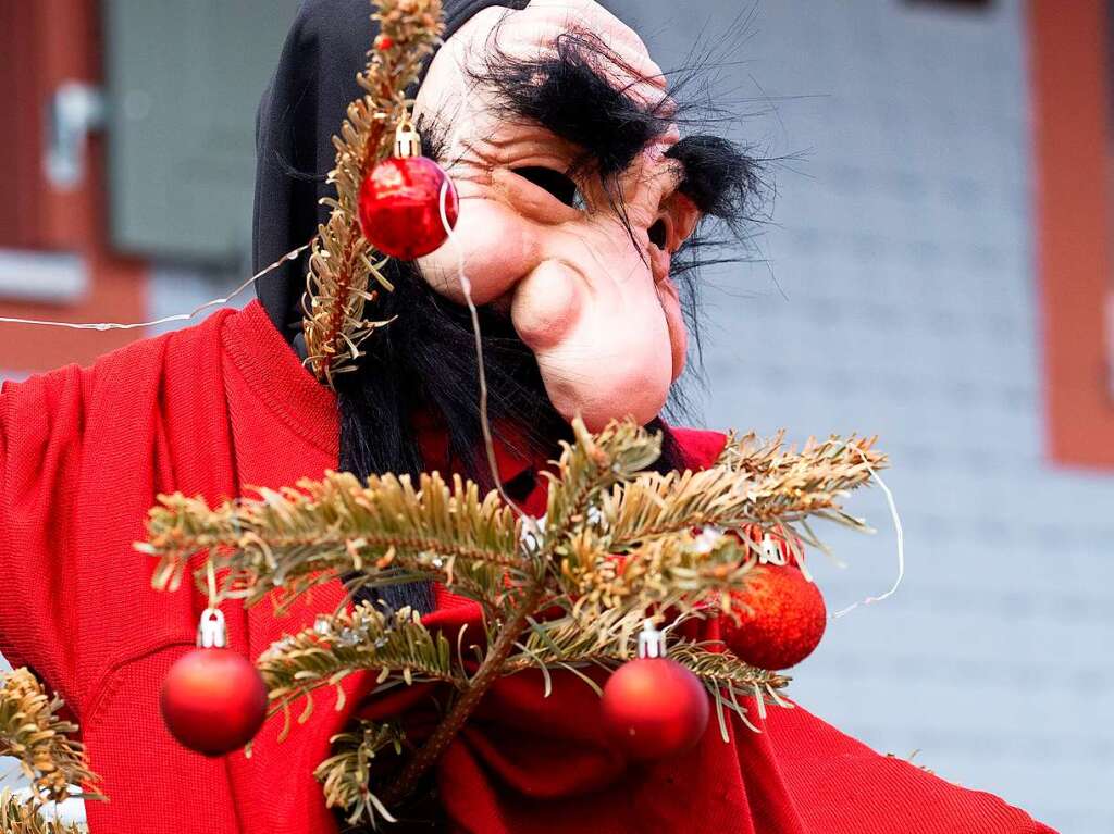 Mehr als 50 Gndelwanger Familien folgten dem Aufruf der Ruber, den Christbaum aufzuheben und in einen bunten Narrenbaum zu verwandeln.