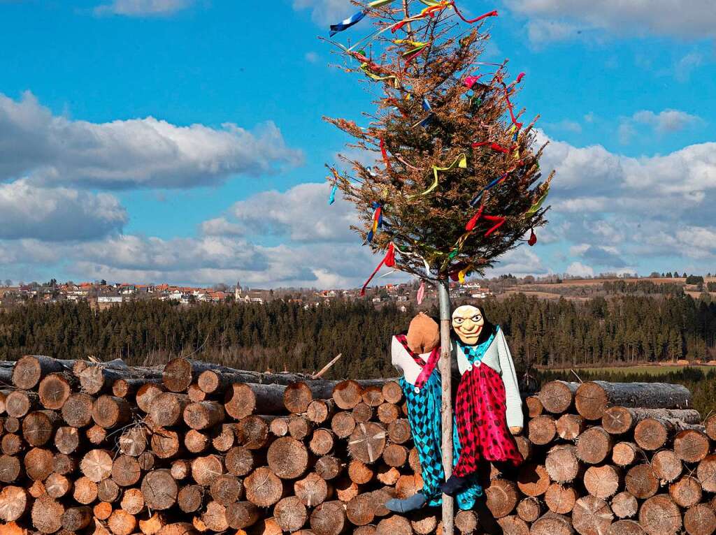 Mehr als 50 Gndelwanger Familien folgten dem Aufruf der Ruber, den Christbaum aufzuheben und in einen bunten Narrenbaum zu verwandeln.