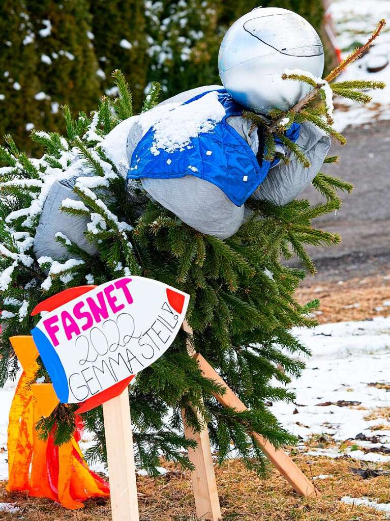 Mehr als 50 Gndelwanger Familien folgten dem Aufruf der Ruber, den Christbaum aufzuheben und in einen bunten Narrenbaum zu verwandeln.