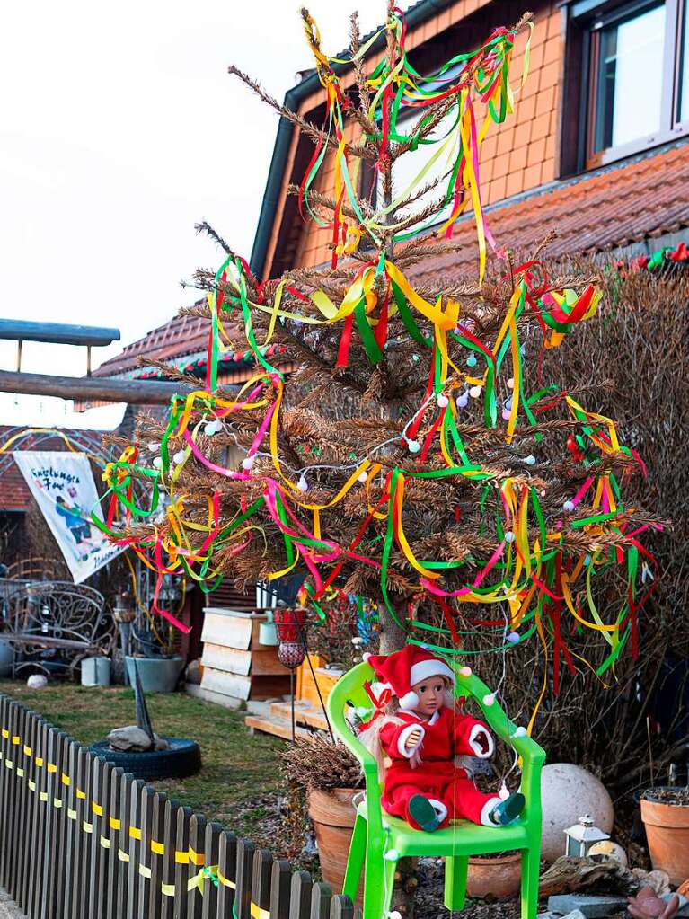 Mehr als 50 Gndelwanger Familien folgten dem Aufruf der Ruber, den Christbaum aufzuheben und in einen bunten Narrenbaum zu verwandeln.