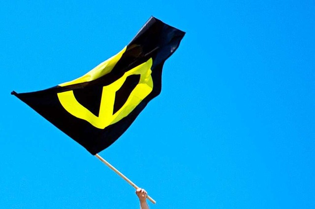Fahne der Identitren Bewegung  | Foto: Paul Zinken (dpa)