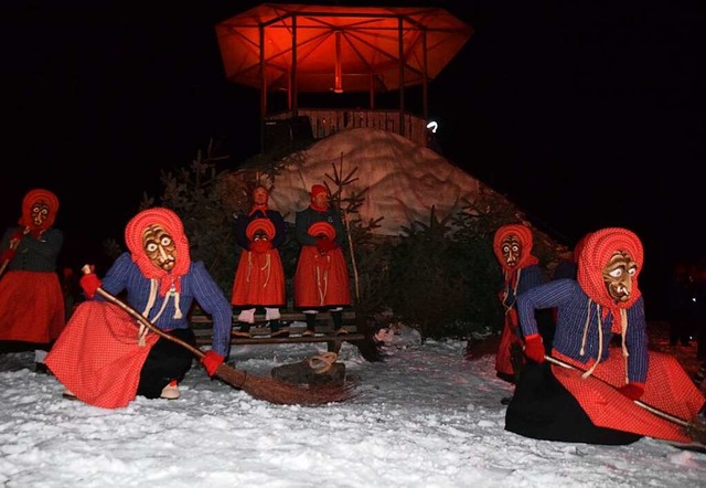 Ganz schn kalt: Die Kandelhexen feier...nz fr sich&#8220; auf ihrem Hausberg.  | Foto: Hubert Bleyer