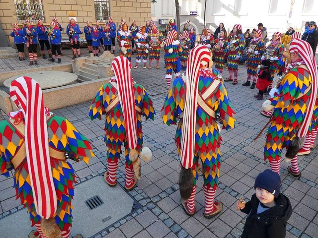 Die Stadtmusik (Hintergrund) spielt &#...nnszug  sind fr die Geste aufmerksam.  | Foto: Peter Stellmach