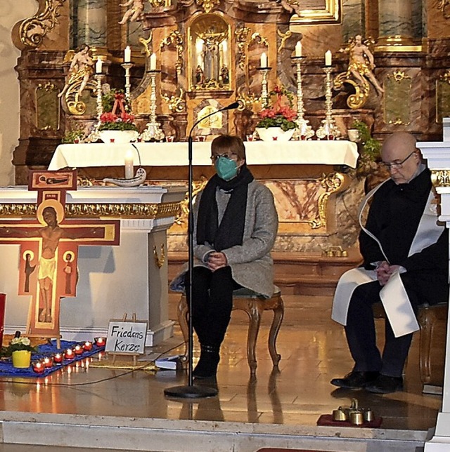 Pfarrer Bernhard Schneider und Daniela...e beim Friedensgebet fr die Ukraine.   | Foto: Roland Vitt