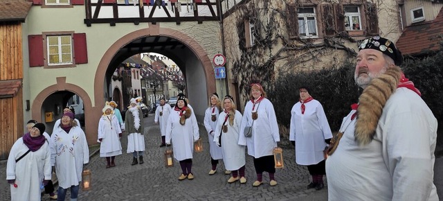 Achim Rehm (rechts) verkndet den Taga...historischer Sttte: dem Schwoobetor.   | Foto: Werner Schnabl