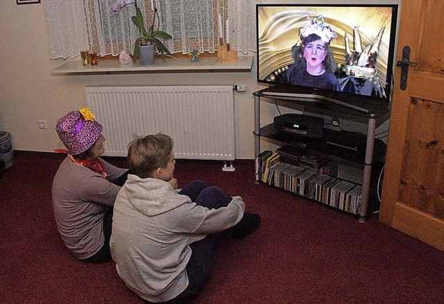 Nrrischer Fernsehabend:  In den Stube...orfzunftabends mit Vergngen verfolgt.  | Foto: Stefan Pichler