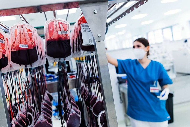 Blutkonserven werden im Zentrallabor d...dedienstes  gefiltert und aufbereitet.  | Foto: Rolf Vennenbernd (dpa)