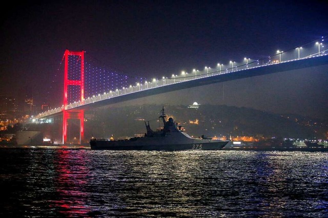 Das Patrouillenschiff Dmitri Rogatsche...quert den Bosporus am 16. Februar 2022  | Foto: Emrah Gurel (dpa)