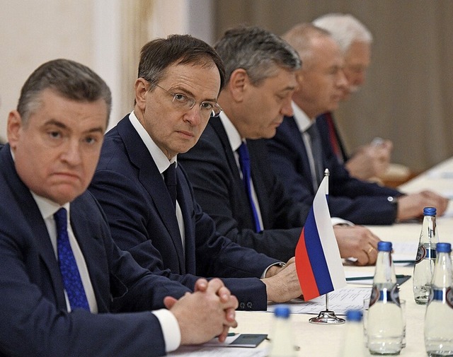 Sie redeten: An einem Tisch in Belarus... Reznikow (rechts  im grnen Overall).  | Foto: Alexandr Kryazhev (dpa)