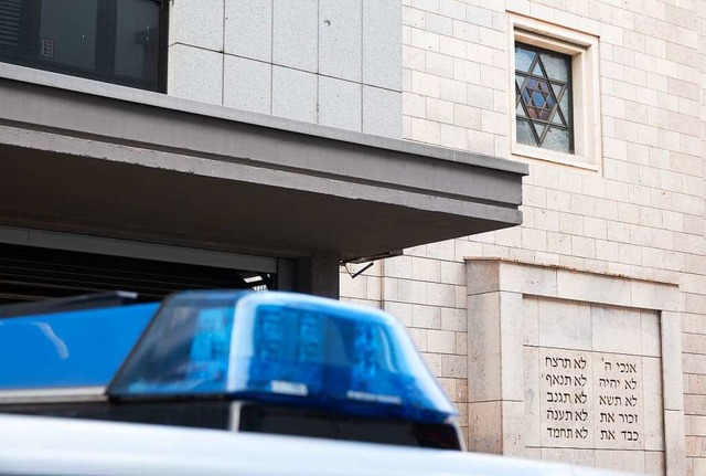 Ein Polizeiauto steht vor der Synagoge...mus auch inBaden-Wrttemberg bedroht.  | Foto: Gregor Bauernfeind (dpa)