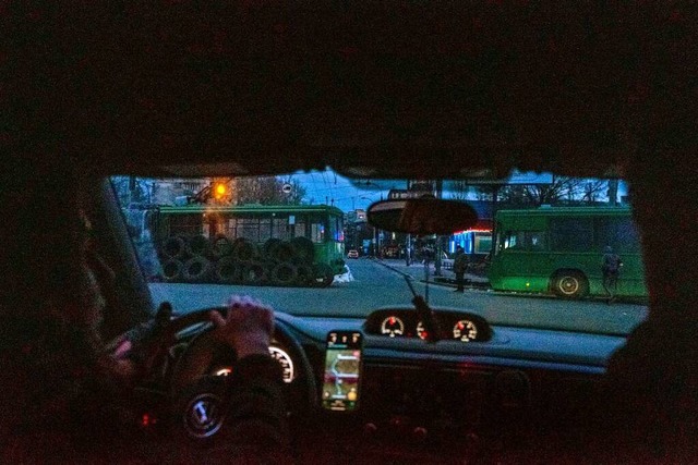 Ein Autofahrer nhert sich am Montag l...ten Kontrollpunkt im Zentrum von Kiew.  | Foto: Ricrad Garcia Vilanova (dpa)