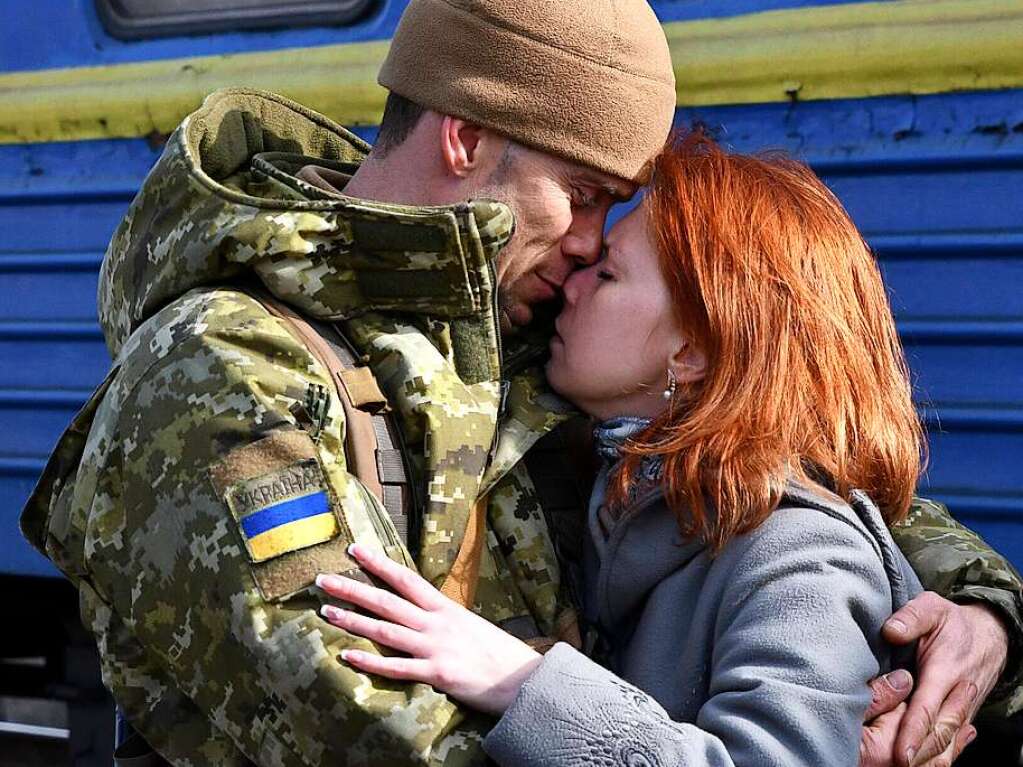 Ukraine: Ein Paar umarmt sich am Bahnhof, bevor die Frau in Richtung Westukraine abreist.